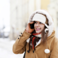 девушка разговаривает по мобильному зимой